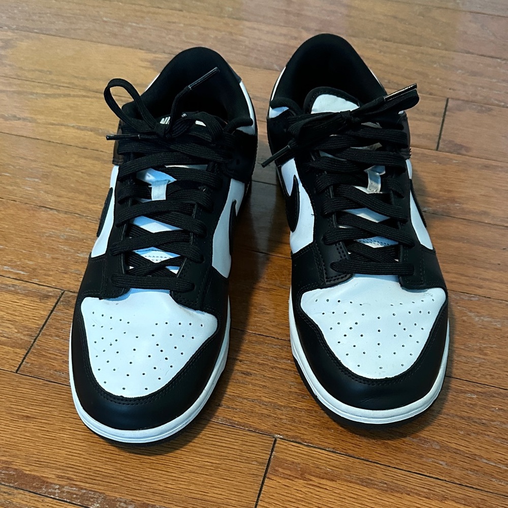 Nike Men's Black and White Low-Top Sneakers